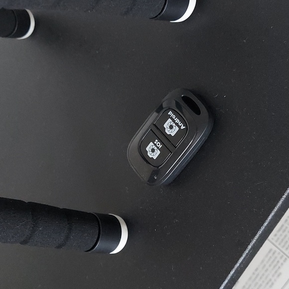 Universal TRIPOD with remote control - Picture 2 of 2